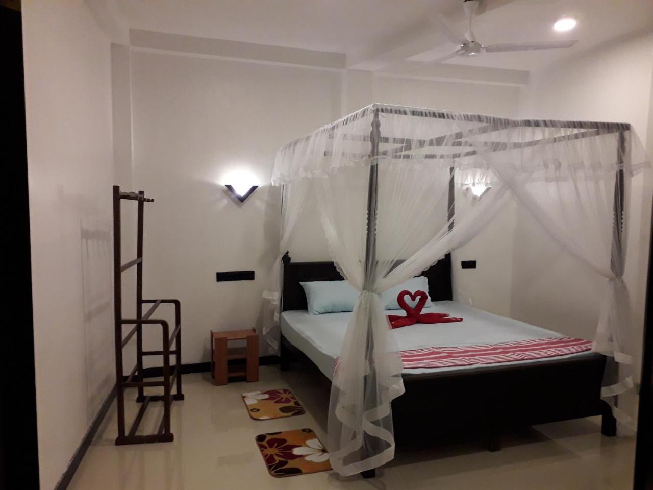 Bisandu Guesthouse Mirissa Esterno foto