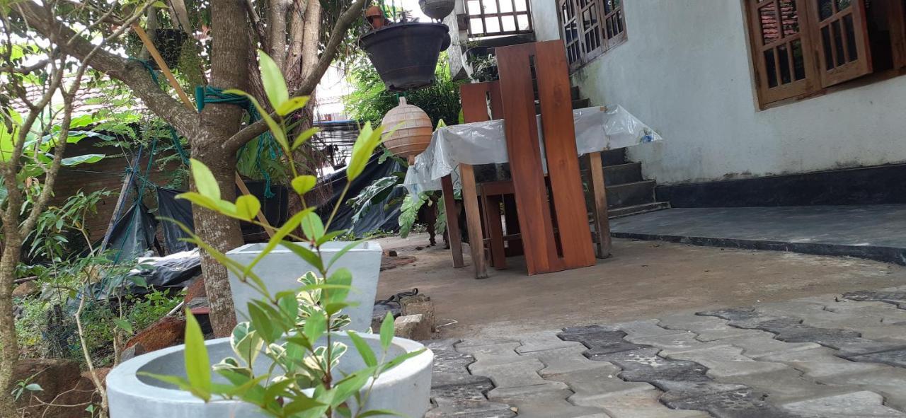 Bisandu Guesthouse Mirissa Esterno foto